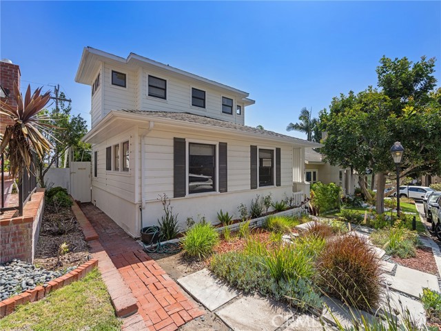 2108 Grandview Avenue, Manhattan Beach CA: https://media.crmls.org/medias/4c2e5c1d-3585-4c34-b3b7-7043c0e181cb.jpg