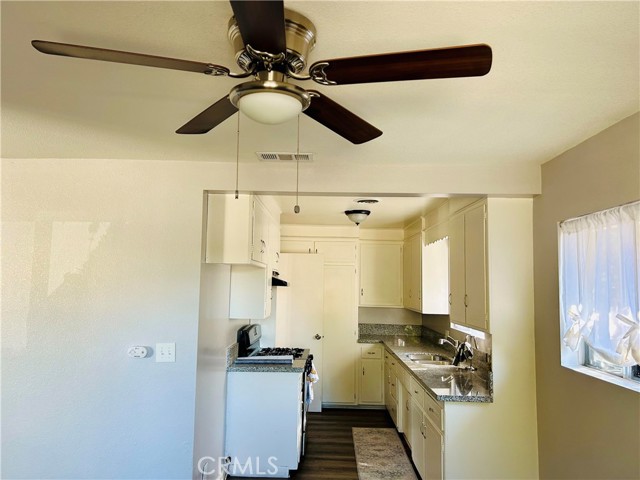 Detail Gallery Image 13 of 45 For 527 Fern Pl, Hemet,  CA 92543 - 2 Beds | 2 Baths