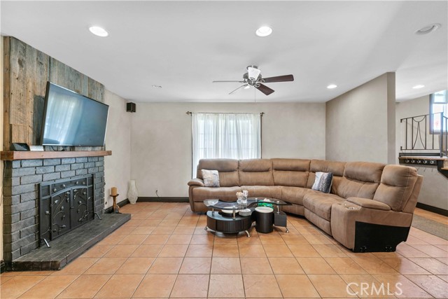 21101 Rosedell Drive, Saugus CA: https://media.crmls.org/medias/4c3a39c1-4a3e-46e0-bbf0-98ddff21dedd.jpg