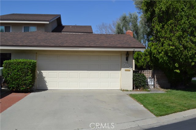 Front View Garage/Driveway