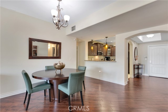 13200 Moorpark Street, Sherman Oaks CA: https://media.crmls.org/medias/4c40d690-a7dc-4858-b624-6b5d48d697cd.jpg