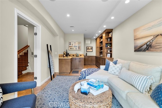 Bonus room with en suite bath, wet bar, built-ins and private patio