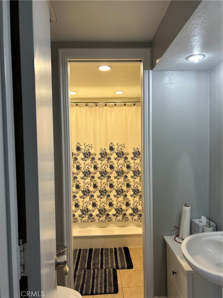 https://media.crmls.org/medias/4c422463-8082-4dfe-891f-e48b56d93ce2.jpg?preset=X-Large