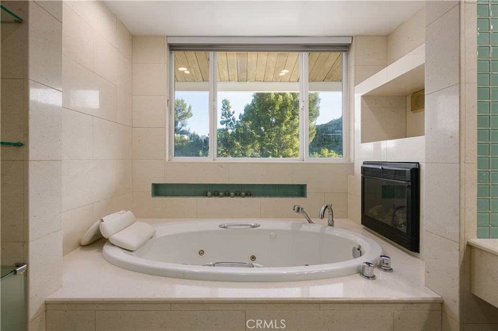 https://media.crmls.org/medias/4c49e1fd-ca4f-4971-8028-682fdc1db292.jpg?preset=X-Large