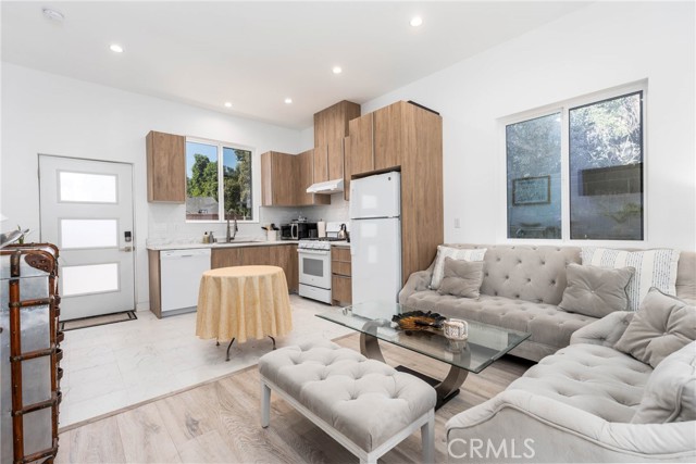 Detail Gallery Image 35 of 60 For 14027 Wyandotte St, Van Nuys,  CA 91405 - 4 Beds | 4 Baths
