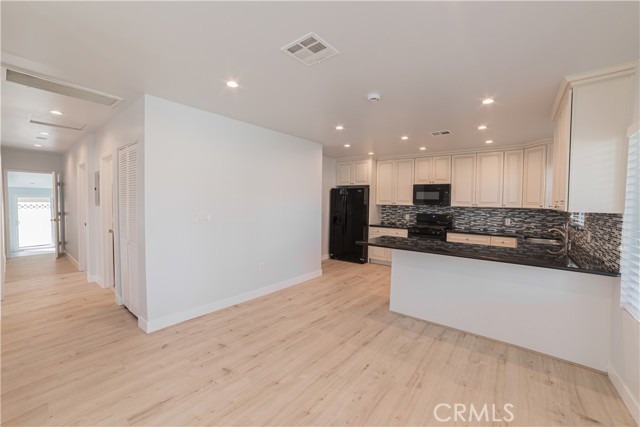 Detail Gallery Image 4 of 24 For 14754 Bassett St, Van Nuys,  CA 91405 - 4 Beds | 2 Baths