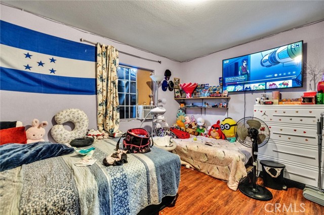 9203 Beach Street, Los Angeles CA: https://media.crmls.org/medias/4c526fe8-6c04-49bb-b2fb-742db0cc8597.jpg