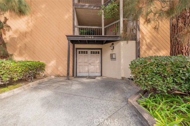 Detail Gallery Image 2 of 28 For 1745 Holly Dr #201,  Glendale,  CA 91206 - 3 Beds | 2 Baths