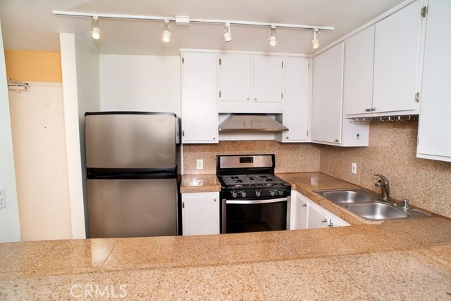 Detail Gallery Image 4 of 19 For 1940 N Highland, Los Angeles,  CA 90068 - 2 Beds | 2 Baths