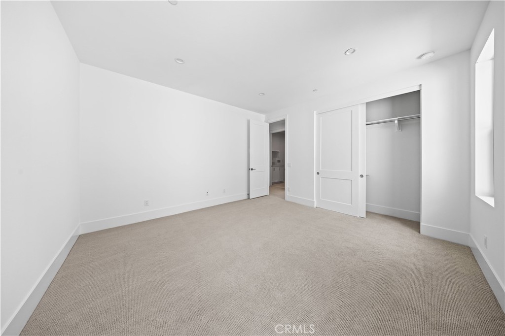 https://media.crmls.org/medias/4c5a2c43-f096-4b12-8a8d-b4cdb46a1662.jpg?preset=X-Large