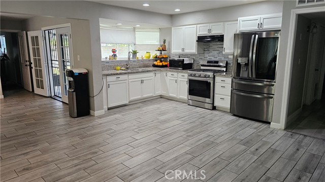 Detail Gallery Image 4 of 19 For 3205 Durrwood, Bakersfield,  CA 93304 - 4 Beds | 2 Baths