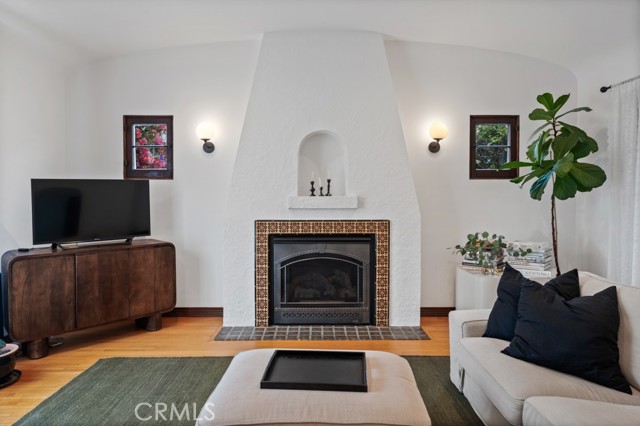 Detail Gallery Image 4 of 38 For 5022 E Broadway, Long Beach,  CA 90803 - 2 Beds | 2 Baths