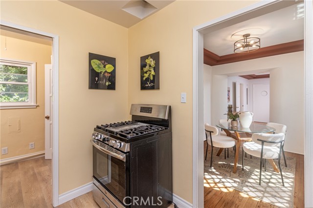 Detail Gallery Image 12 of 32 For 121 N Myers, Burbank,  CA 91506 - 4 Beds | 2 Baths