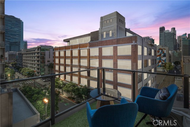 1111 S Grand Avenue, Los Angeles CA: https://media.crmls.org/medias/4c5ffaab-4c1e-45e2-954c-ddc9e6f27bfa.jpg