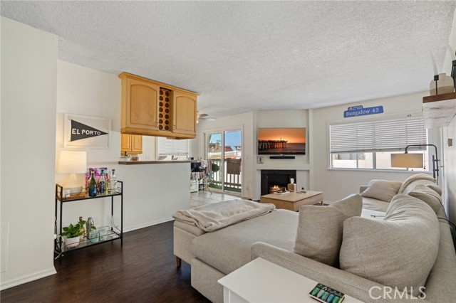 200 43rd Street, Manhattan Beach CA: https://media.crmls.org/medias/4c605171-593e-4ea7-b49a-bc98c35b1628.jpg