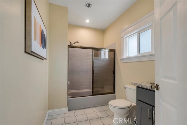 Detail Gallery Image 10 of 14 For 2913 Brighton Ave, Los Angeles,  CA 90018 - 4 Beds | 2/1 Baths