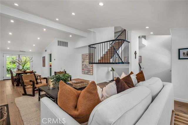 17152 Escalon Drive, Encino CA: https://media.crmls.org/medias/4c6111ab-a0f5-4e0b-b02a-92a200097ba9.jpg