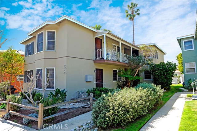 239 3rd Avenue Venice, California 239 3rd Avenue is a well-maintained fourplex on a large 6,435-square foot lot in Venice, California. This exclusive offering presents an excellent opportunity for an investor to acquire an asset with with over 46 percent rental upside in a sought-after coastal market within walking distance of the beach, world-class dining, shopping, and entertainment, and proximate to Silicon Beach tech employers such as the Google campus located just across the street. The property’s proximity to a wide array of retail and services have earned it a noteworthy WalkScore of 93.
239 3rd Avenue is a 1953 construction with two two-bedroom/one-bath and two one-bedroom/one-bath units, all of which feature in-unit laundry and are separately metered for gas and electricity. The property also offers two two-car garages.
An astute investor may want to explore ADU development potential.