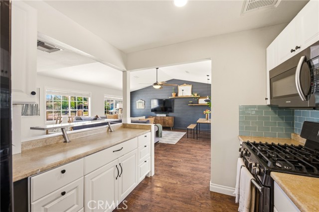 Detail Gallery Image 10 of 29 For 2041 Lupin St, Simi Valley,  CA 93065 - 3 Beds | 2 Baths
