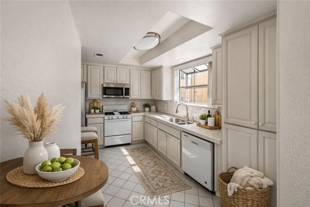 Detail Gallery Image 3 of 18 For 1811 Manning #302,  Los Angeles,  CA 90025 - 3 Beds | 4 Baths