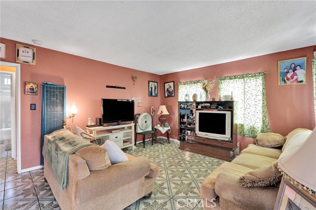 470 E Home Street, Long Beach CA: https://media.crmls.org/medias/4c6a1f1c-6434-4b32-b714-d9e0de097361.jpg