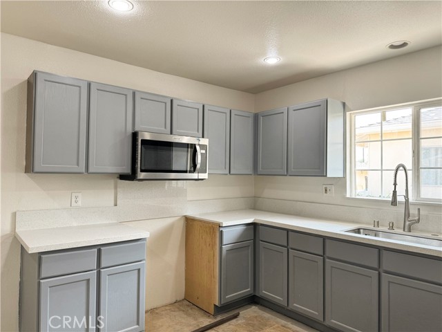 Detail Gallery Image 5 of 15 For 18554 Bryant St, Northridge,  CA 91324 - 3 Beds | 2 Baths