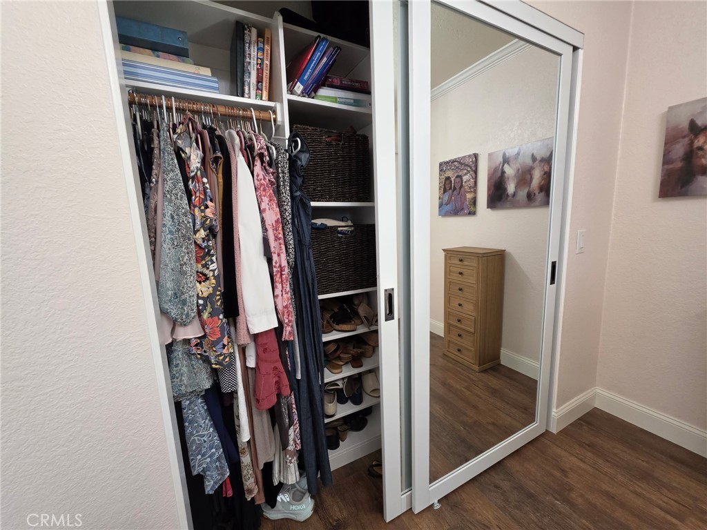 https://media.crmls.org/medias/4c70edff-b478-4be5-951a-5f2a72a5610a.jpg?preset=X-Large