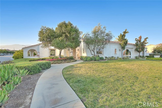 831 Wintergreen Way, Upland CA: https://media.crmls.org/medias/4c7414b9-8fcb-4333-a975-84bd5d783949.jpg
