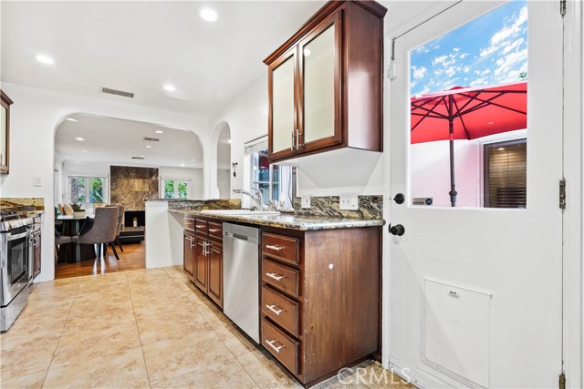 Detail Gallery Image 7 of 27 For 5362 Yolanda Ave, Tarzana,  CA 91356 - 3 Beds | 3 Baths