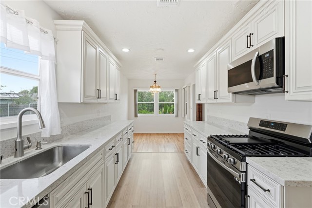 Detail Gallery Image 9 of 23 For 15853 Romar, Granada Hills,  CA 91343 - 3 Beds | 2 Baths