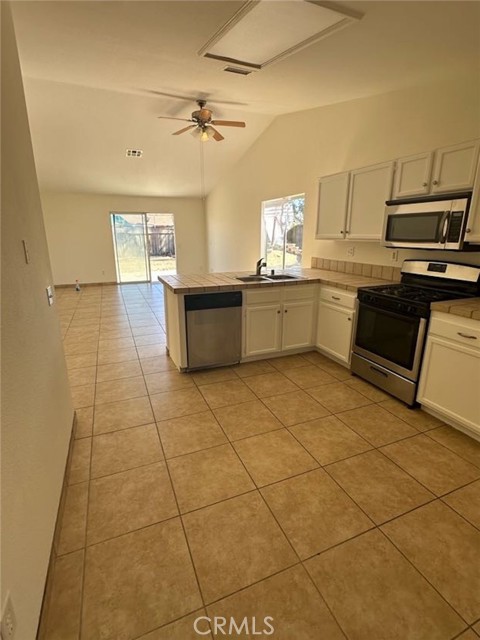 Detail Gallery Image 4 of 11 For 14343 Duke Ct, Adelanto,  CA 92301 - 3 Beds | 2 Baths