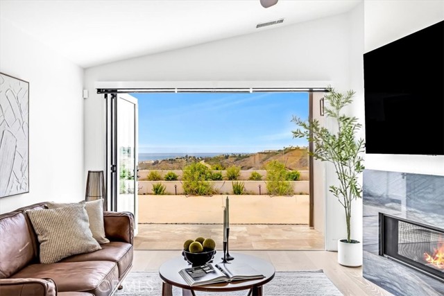 15 Segovia, San Clemente CA: https://media.crmls.org/medias/4c81d1e1-137f-4ee7-8aef-c6ed03f57956.jpg