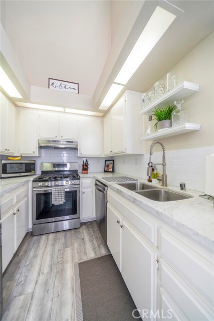 17202 Corbina Lane, Huntington Beach CA: https://media.crmls.org/medias/4c83aad4-f8c2-4242-a756-766170a4ff67.jpg