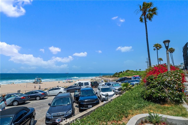 4314 The Strand, Manhattan Beach CA: https://media.crmls.org/medias/4c87da4b-f0ff-4719-8ef7-e7bee526b096.jpg