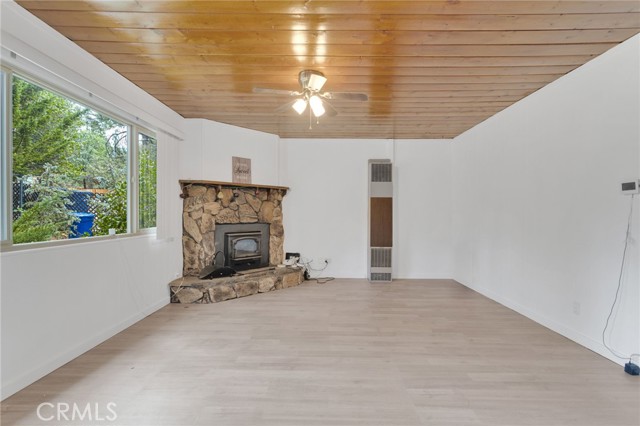 412 San Bernardino Avenue, Sugarloaf CA: https://media.crmls.org/medias/4c89495b-e41c-449d-b479-c0edb418c586.jpg