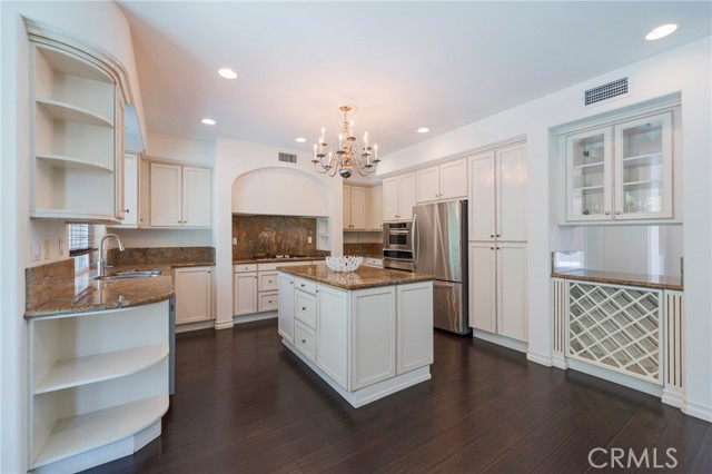 6535 Park Royal Circle, Huntington Beach CA: https://media.crmls.org/medias/4c8a9f7f-195a-46e8-ae08-f1cbfa7fb090.jpg