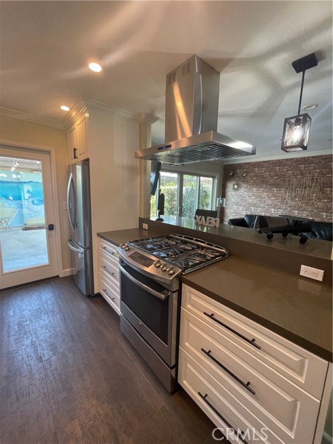 9852 Coral Cove Circle, Huntington Beach CA: https://media.crmls.org/medias/4c8c6ed9-5cea-42c0-9566-7a32d482e81f.jpg