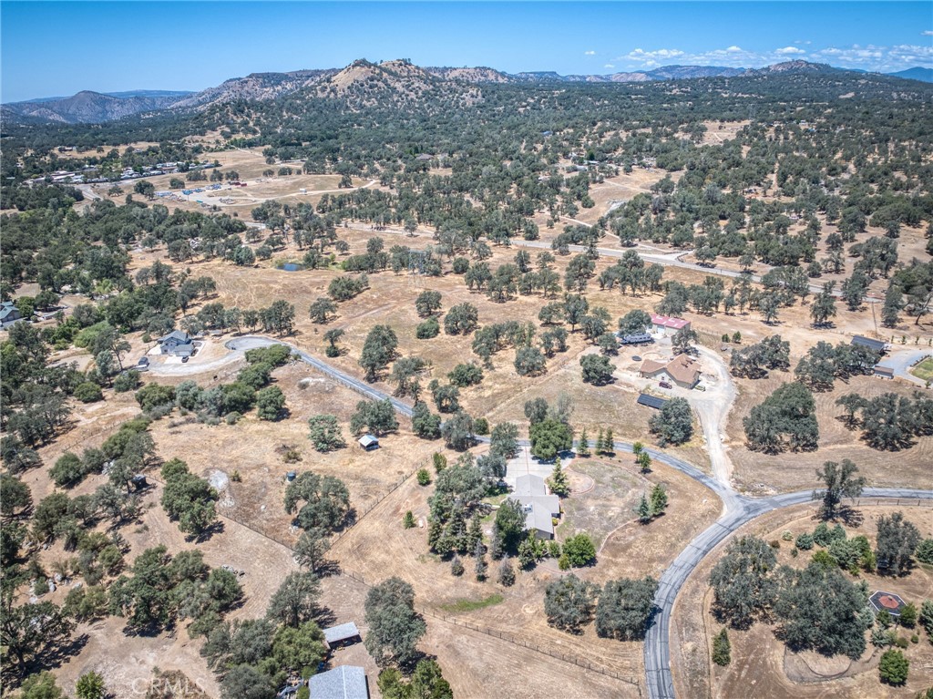 https://media.crmls.org/medias/4c8c83e6-8bdf-4896-960c-2e6ad3879a1f.jpg?preset=X-Large
