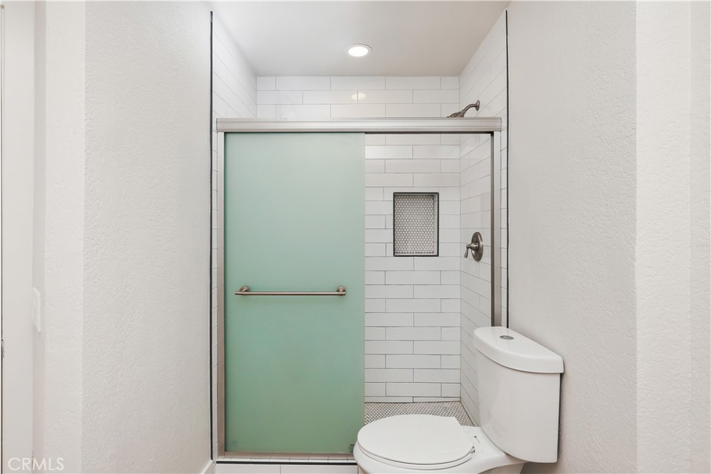 https://media.crmls.org/medias/4c8e84c8-136b-452e-abdc-c26f30429704.jpg?preset=X-Large
