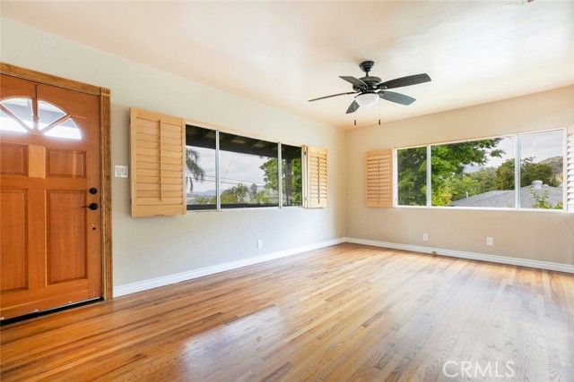 10630 Samoa Avenue, Tujunga CA: https://media.crmls.org/medias/4c8f3c65-8e03-45ac-acc4-ad2000a265cd.jpg