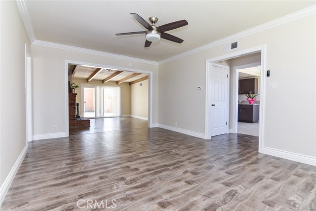 Detail Gallery Image 7 of 22 For 6906 Mclennan Ave, Lake Balboa,  CA 91406 - 3 Beds | 3 Baths