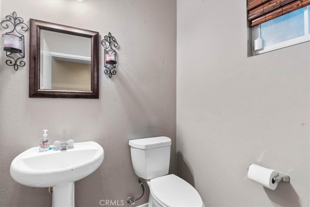 https://media.crmls.org/medias/4c91f83c-e9d3-4010-b3e8-bf8f5d054070.jpg?preset=X-Large
