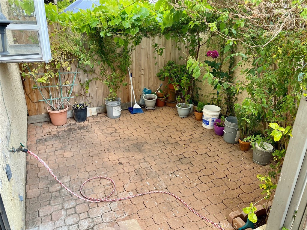 https://media.crmls.org/medias/4c9451b8-de98-41c9-89d6-8de709f177aa.jpg?preset=X-Large