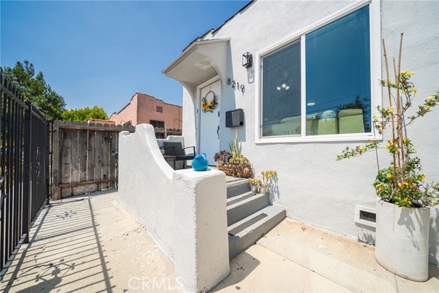 8217 Towne Avenue, Los Angeles CA: https://media.crmls.org/medias/4c9664ea-2b95-4926-be4d-23708a06ba94.jpg