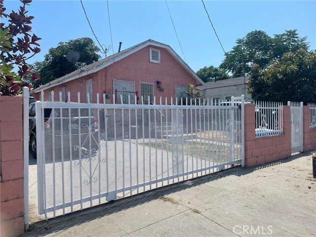 1824 E 109th Street, Los Angeles CA: https://media.crmls.org/medias/4c987478-4da8-4f53-b44b-9dc65a354b2a.jpg