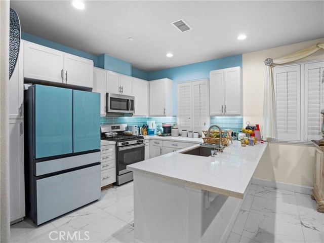 Detail Gallery Image 4 of 29 For 9881 Alburtis, Santa Fe Springs,  CA 90670 - 4 Beds | 4 Baths