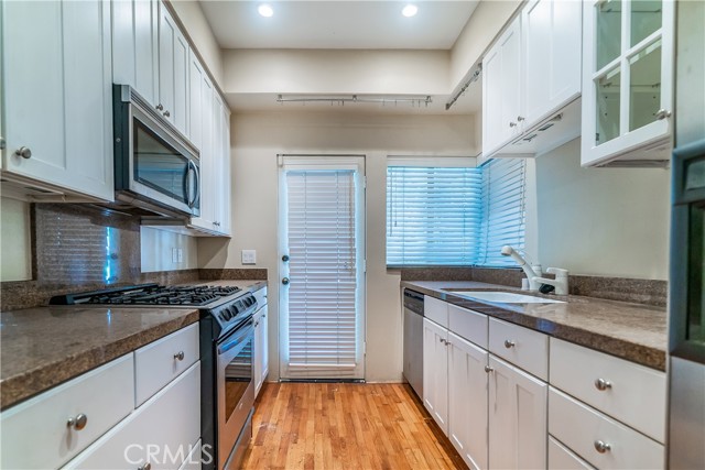 Detail Gallery Image 10 of 33 For 13236 Valleyheart #102,  Studio City,  CA 91604 - 2 Beds | 3 Baths