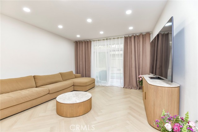 Detail Gallery Image 2 of 33 For 250 N First St #321,  Burbank,  CA 91502 - 2 Beds | 2 Baths