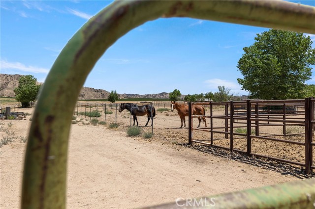 4333 Highway 33, New Cuyama CA: https://media.crmls.org/medias/4ca79122-8284-4ff0-bc8e-85fe5e7ae262.jpg