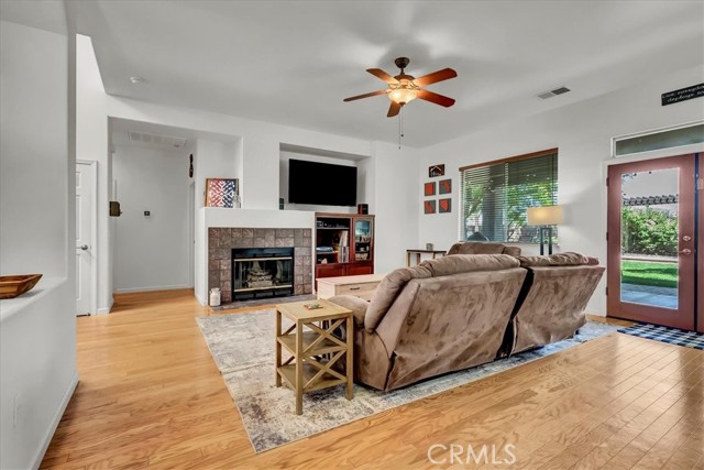 1774 Homestead Way, Lemoore CA: https://media.crmls.org/medias/4caa7c54-245d-4539-b82b-d757111ef1bf.jpg